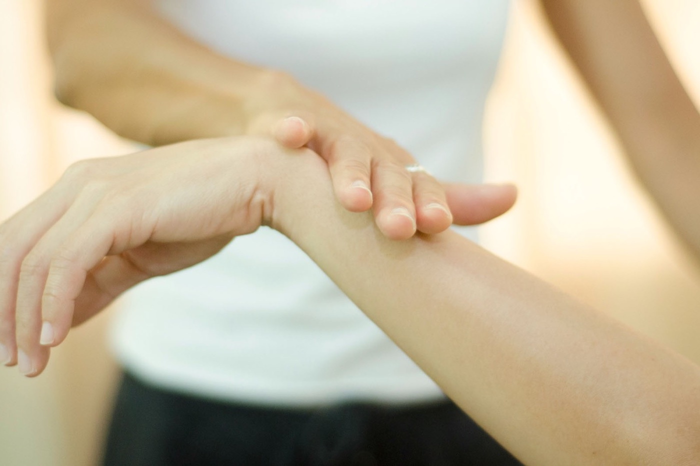 Kinesiologischer Muskeltest während einer Behandlung